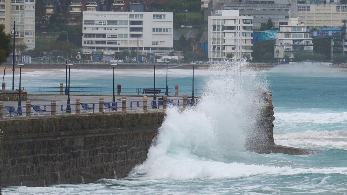 Gran parte del litoral, en alerta por oleaje y en Galicia habrá fuertes precipitaciones