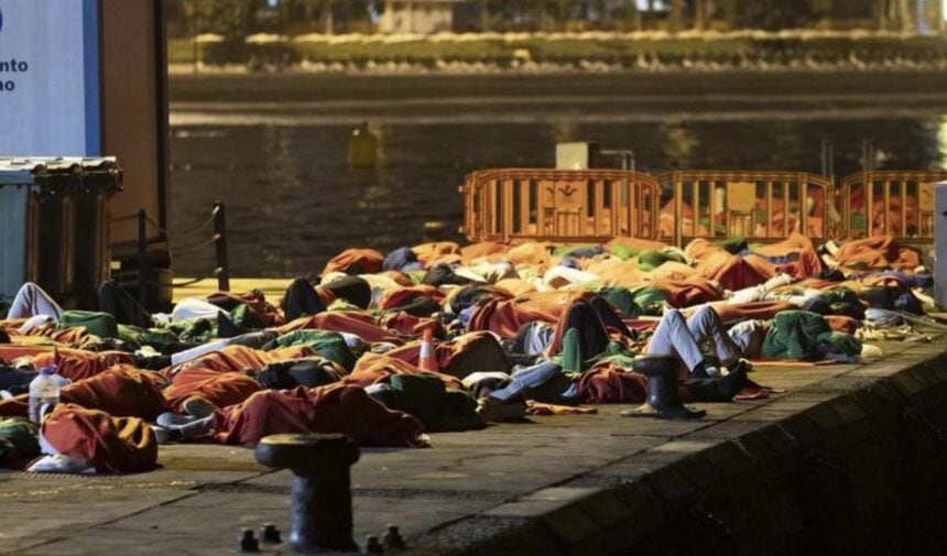 Clavijo ve «indignante» ver migrantes durmiendo en el Muelle de Los Cristianos