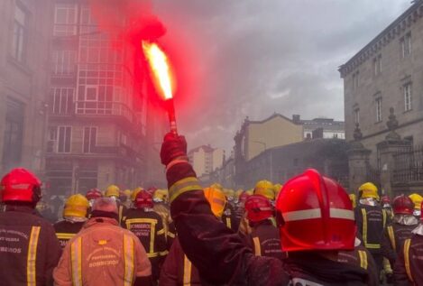 Una protesta de bomberos comarcales en Orense provoca varios choques con la Policía