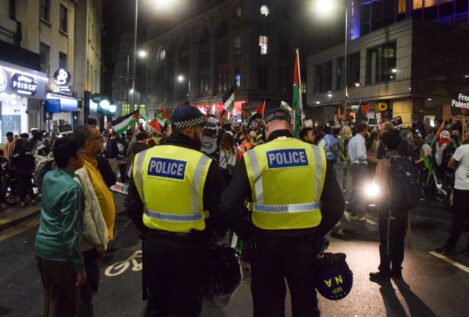 Reino Unido avisa: ondear la bandera palestina puede considerarse un delito de orden público