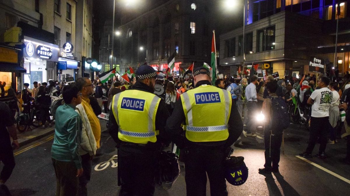 Reino Unido avisa: ondear la bandera palestina puede considerarse un delito de orden público