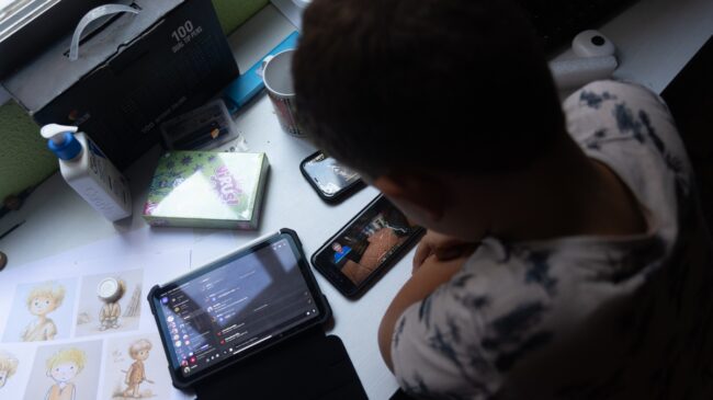 Pediatras llaman a cambiar el uso abusivo de pantallas por rutinas saludables en familia