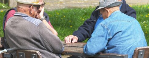 ¿Puedo recibir una pensión de jubilación si nunca he cotizado y soy mayor de 65 años?