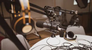 'La atalaya del saber', el nuevo podcast para ayudarte a entender el mundo actual