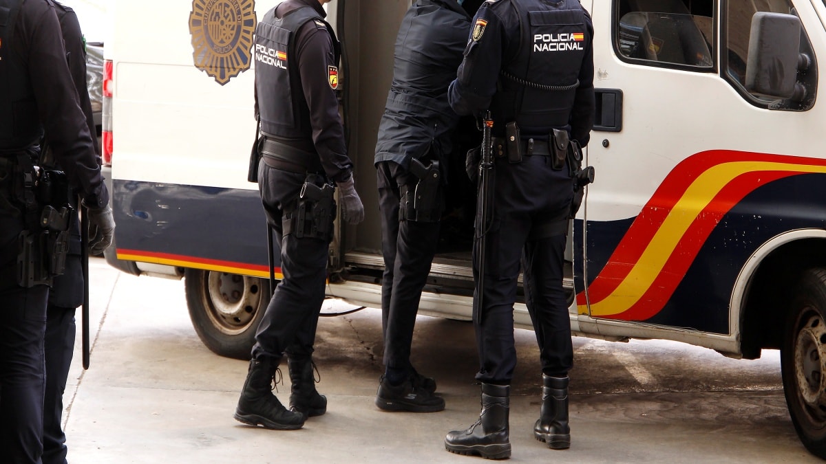 Detenido un hombre por amenazas terroristas, enaltecimiento y adoctrinamiento en Barcelona