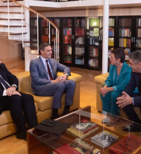 La reunión entre Sánchez y Bildu, en imágenes