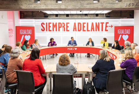Sánchez desvela a las feministas que recuperará Igualdad para el PSOE: «Es vital»