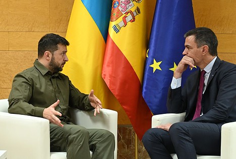 Sánchez promete a Zelenski nuevos sistemas antiaéreos y equipos de desminado