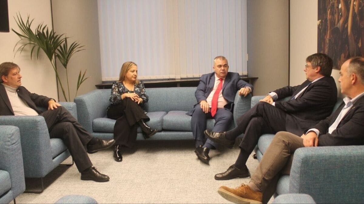 El 'número tres' del PSOE se reúne con Carles Puigdemont en Bruselas