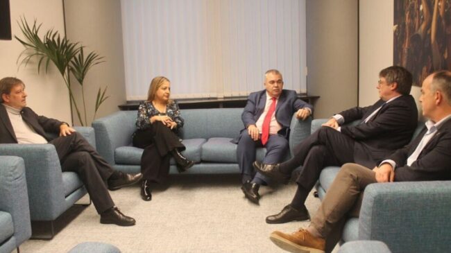 El 'número tres' del PSOE se reúne con Carles Puigdemont en Bruselas