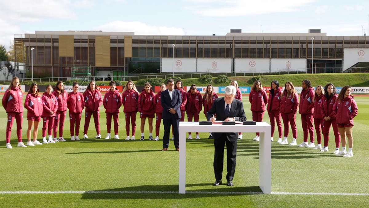 Jenni Hermoso vuelve con la selección, que firma el convenio clave para el futuro del equipo