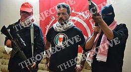 Un eurodiputado de Unidas Podemos se fotografió en Gaza con dos terroristas armados