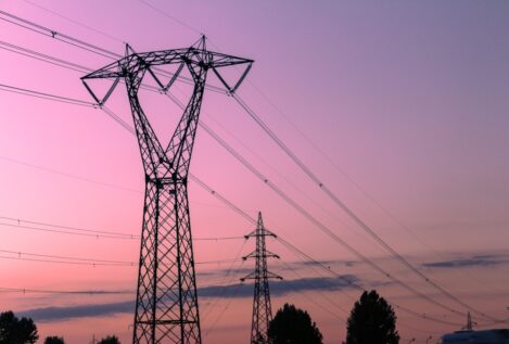 Las eléctricas piden ya a la CNMC una mejor retribución en redes que evite fuga de inversión