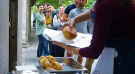 La alta cocina baja a la calle: largas colas para probar la tortilla que «vuela» en Madrid