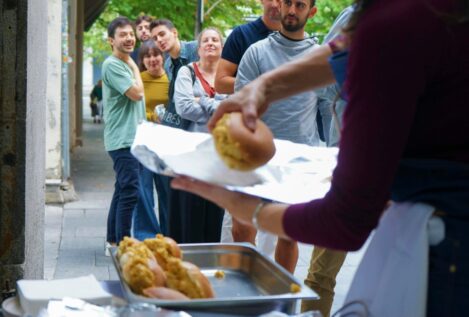 La alta cocina baja a la calle: largas colas para probar la tortilla que «vuela» en Madrid
