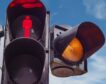 Cómo saber si un semáforo tiene cámara para evitar las multas de la DGT