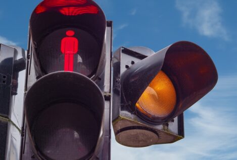 Cómo saber si un semáforo tiene cámara para evitar las multas de la DGT