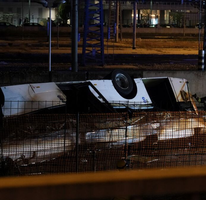 Al menos 20 muertos tras la caída de un autobús por un puente en Venecia