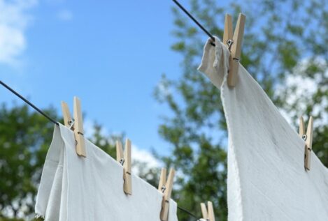 Adiós a la secadora: el truco japonés para secar la ropa dentro de casa y ahorrar energía