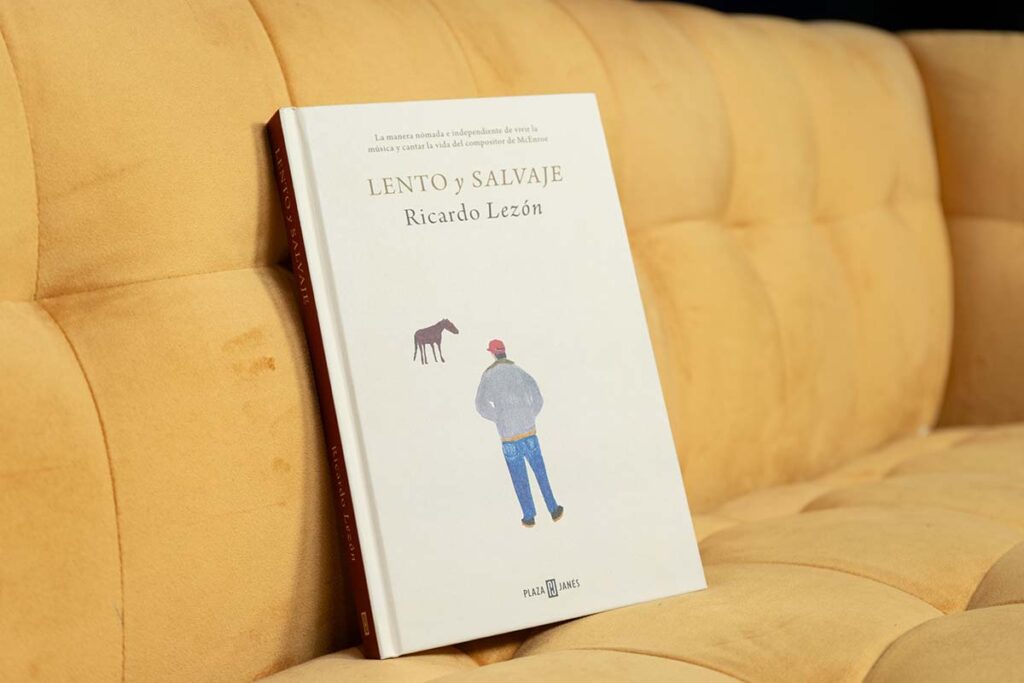 Portada de Rápido y salvaje, el nuevo libro de Ricardo Lezón, vocalista de McEnroe. Foto: Carmen Suárez.