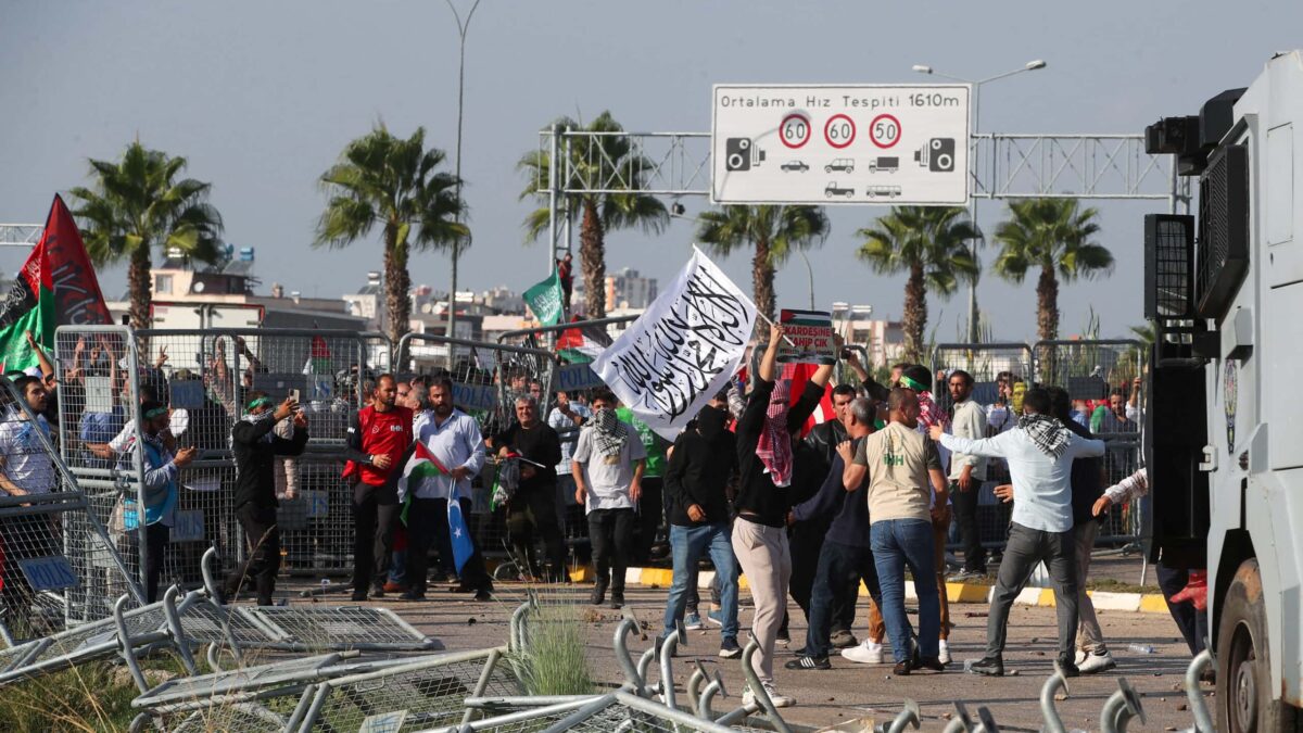 Manifestantes intentan asaltar una base militar en Turquía con presencia de tropas españolas