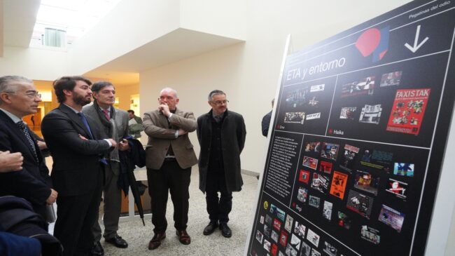 García-Gallardo inaugura ‘Pegatinas del Odio’, una muestra sobre la propaganda terrorista