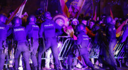 La Policía disuelve la concentración en la sede del PSOE con gas lacrimógeno