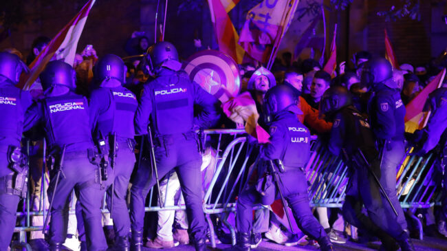 La Policía disuelve la concentración en la sede del PSOE con gas lacrimógeno