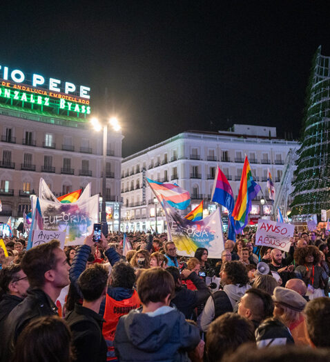 Miles de ciudadanos protestan en Sol contra las reformas de la ley trans y LGTBI de Ayuso