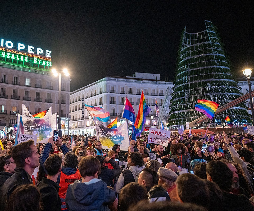 Miles de ciudadanos protestan en Sol contra las reformas de la ley trans y LGTBI de Ayuso