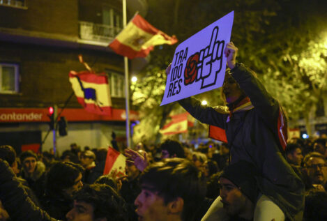 Los juristas lo tienen claro: manifestarse frente a la sede de un partido es legal y democrático