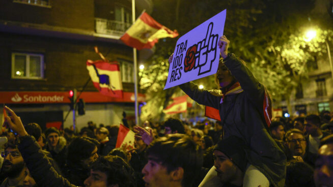 Los juristas lo tienen claro: manifestarse frente a la sede de un partido es legal y democrático