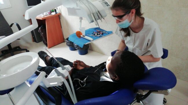 El Gobierno incumple la ley al ocultar el coste del dentista que atiende a inmigrantes en Melilla