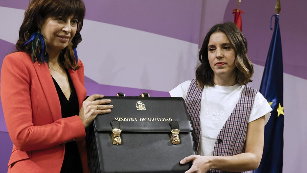 La nueva ministra de Igualdad, Ana Redondo, recibe la cartera del Ministerio de manos de su antecesora, Irene Montero.