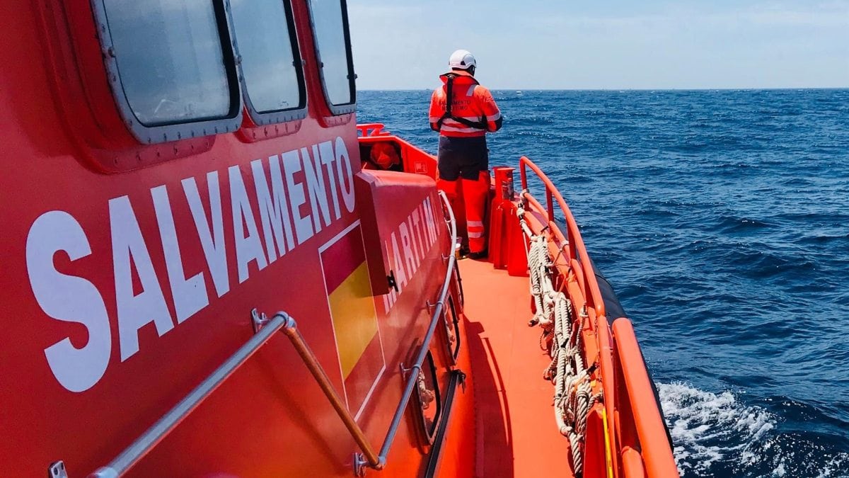 Salvamento rescata a los tres tripulantes de un trimarán deportivo que volcó en Barbate (Cádiz)