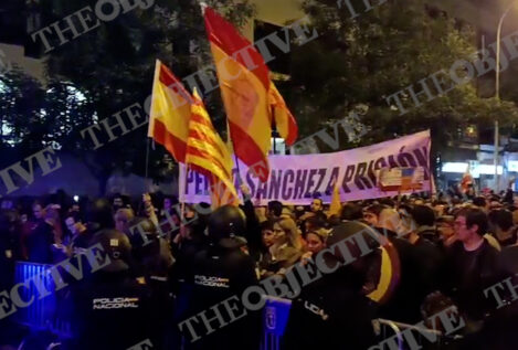 Cientos de personas se concentran en la sede del PSOE en contra la amnistía