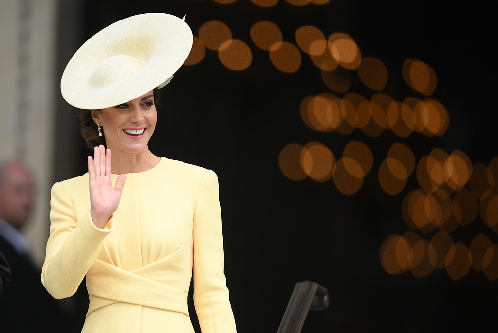 Kate Middleton con un favorecedor vestido amarillo. 