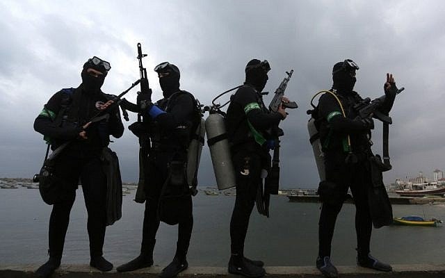 Terroristas de Hamás equipados con buzos y armas