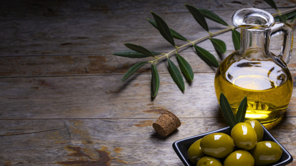El aceite de oliva es una grasa vegetal hecha con aceitunas