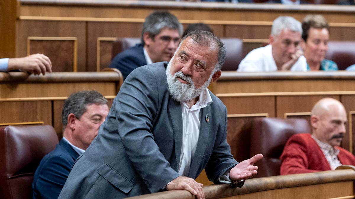 Agreden a varios diputados del PSOE cerca del Congreso lanzándoles huevos