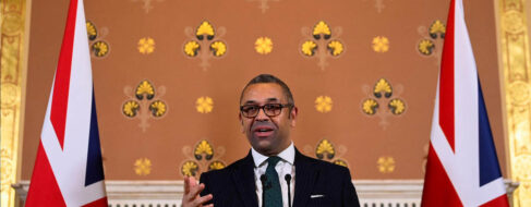 Londres retira en Líbano a parte del personal de su embajada y pide a los británicos salir del país