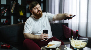 ¿Cuántas veces miramos el teléfono mientras vemos la televisión?