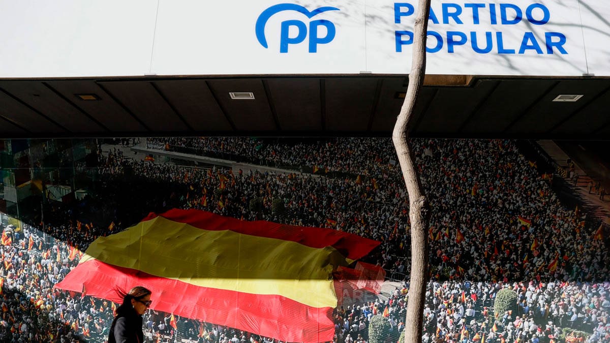 El PP cubre Génova con fotos de protestas contra la amnistía: «España no se rinde»