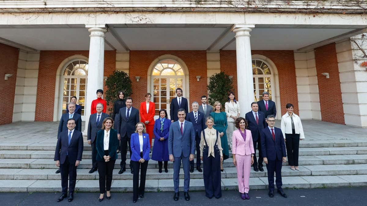 El nuevo Gobierno se estrena con la ‘foto de familia’ y su primer Consejo de Ministros