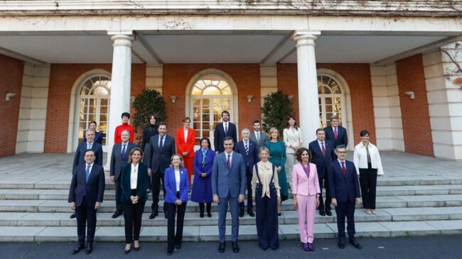 El nuevo Gobierno se estrena con la 'foto de familia' y su primer Consejo de Ministros