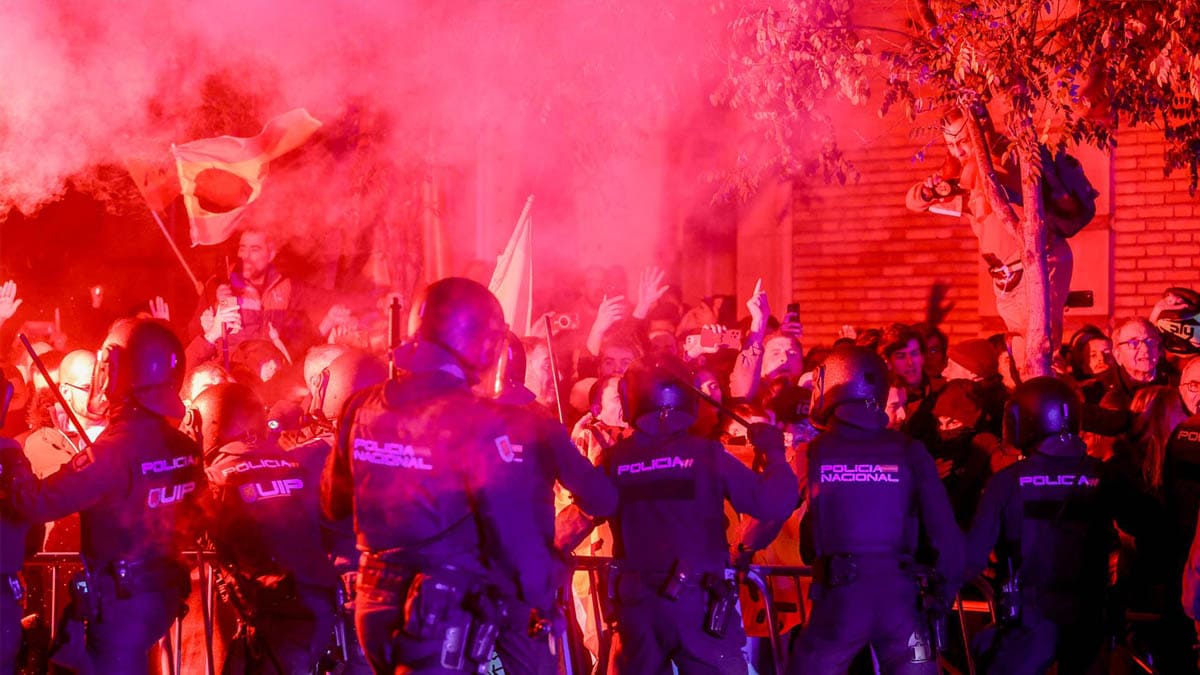 La Policía detectó 200 infiltrados de «estética ultra» en las protestas contra Sánchez en Ferraz