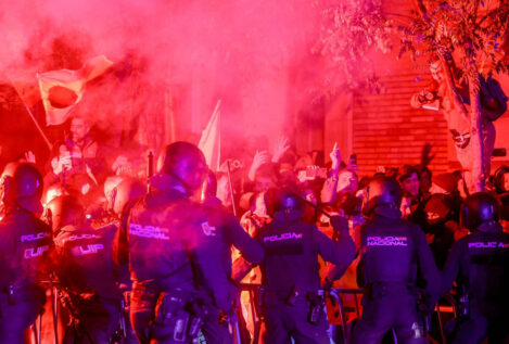 División entre mandos policiales por las cargas en Ferraz: había «amenaza real» de falangistas