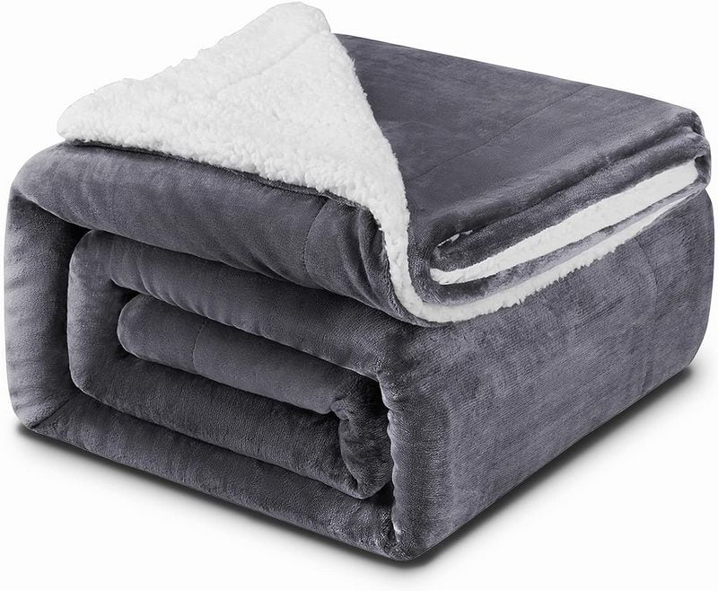 Las 9 mejores mantas polares para dormir o para estar en el sofá