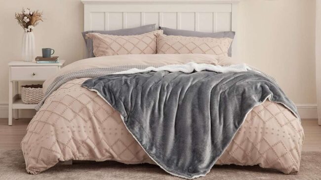Duerme siempre calentito gracias a las mejores mantas polares para tu cama o sofá
