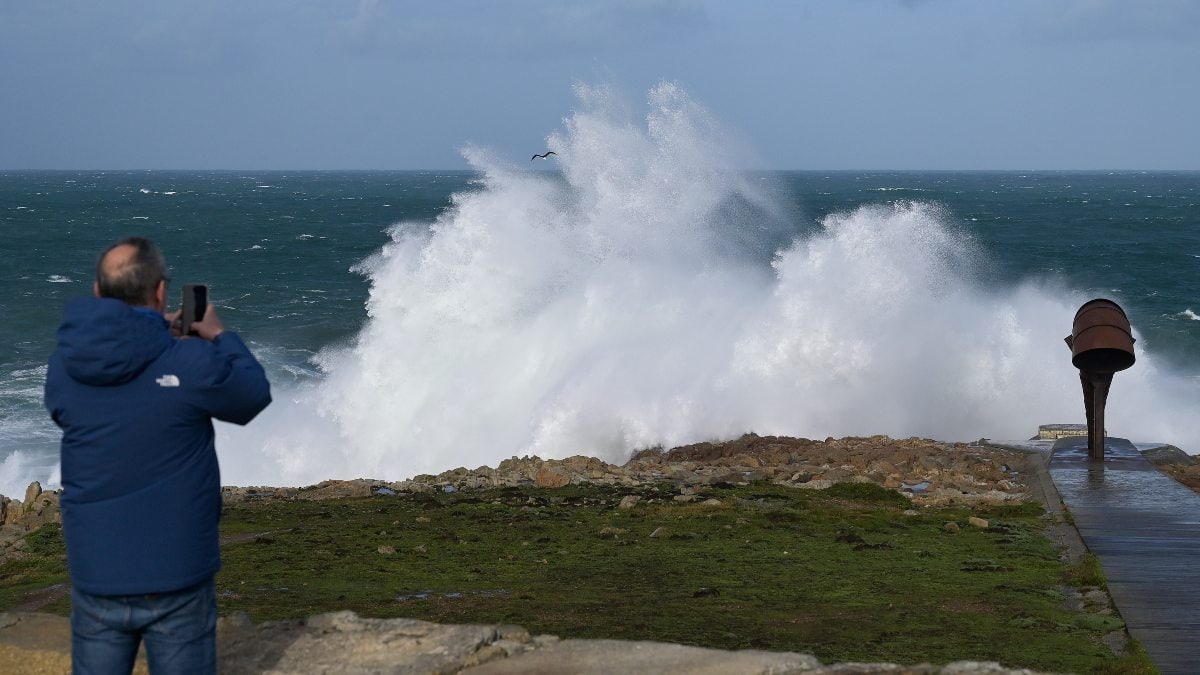 Bajada de temperaturas generalizada y lluvias y viento muy fuerte en el norte de España